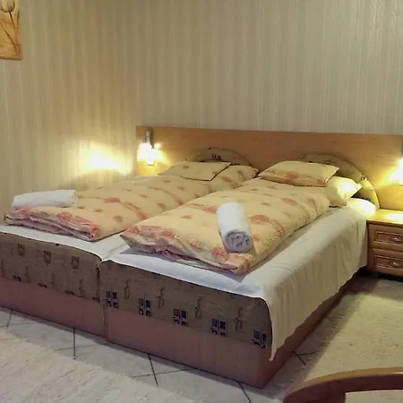 아파트 Yellow House 블로톤퓌레드